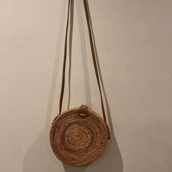 Round wicker button clasp crossbody purse - Picture 1 of 2